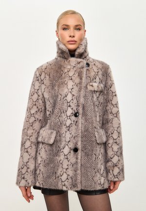 Cappotto in pelliccia sintetica con motivo a stampa serpente, tonalità beige e marrone, collo alto, chiusura frontale con bottoni e tasche laterali.