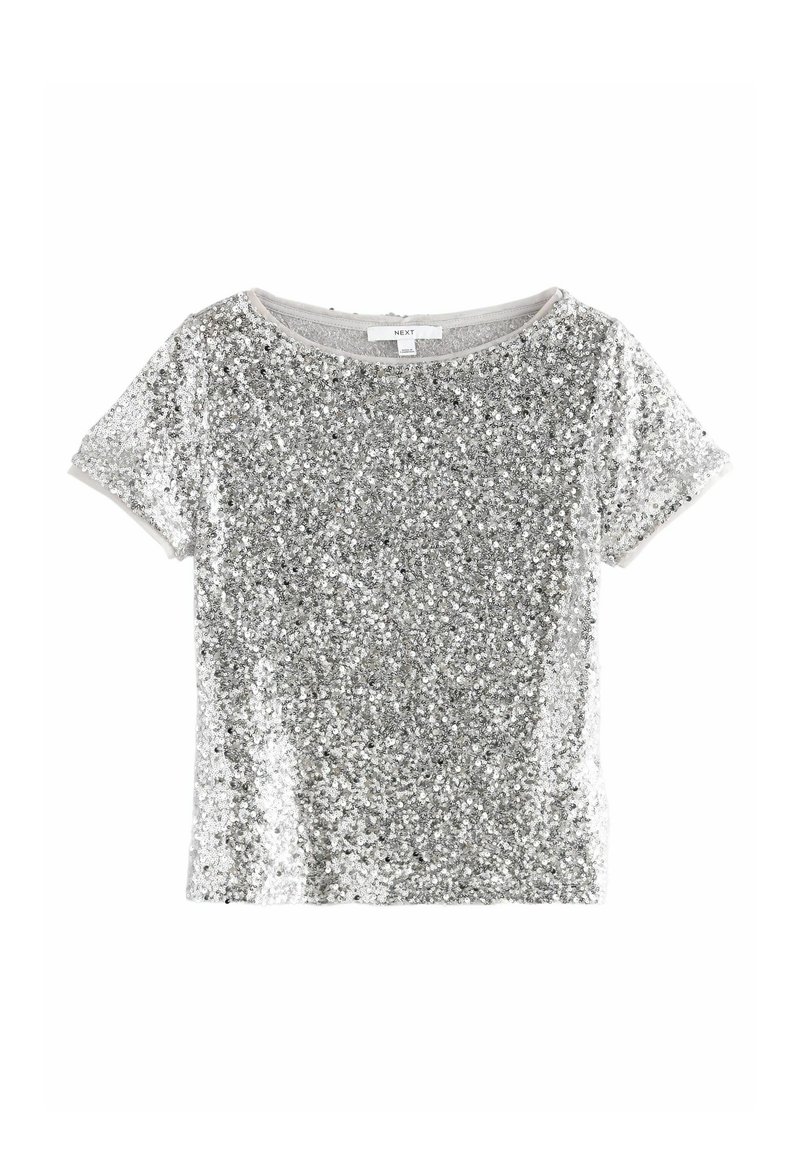 Top a maniche corte coperto di paillettes argento, scollo rotondo e finiture morbide grigie lungo il bordo. Texture liscia con superficie lucida.