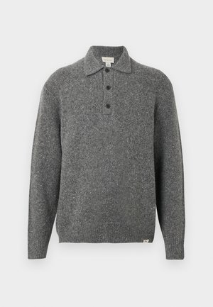 Pullôver cinzento em malha com gola polo, pala com cinco botões, mangas compridas e punhos canelados; apresenta um tecido texturizado com pormenores subtis.