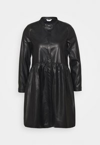 Svart läderklänning med lång ärm, rund halsringning och åtdragen midja. Har en knappstängning framtill och en slät, strukturerad yta.