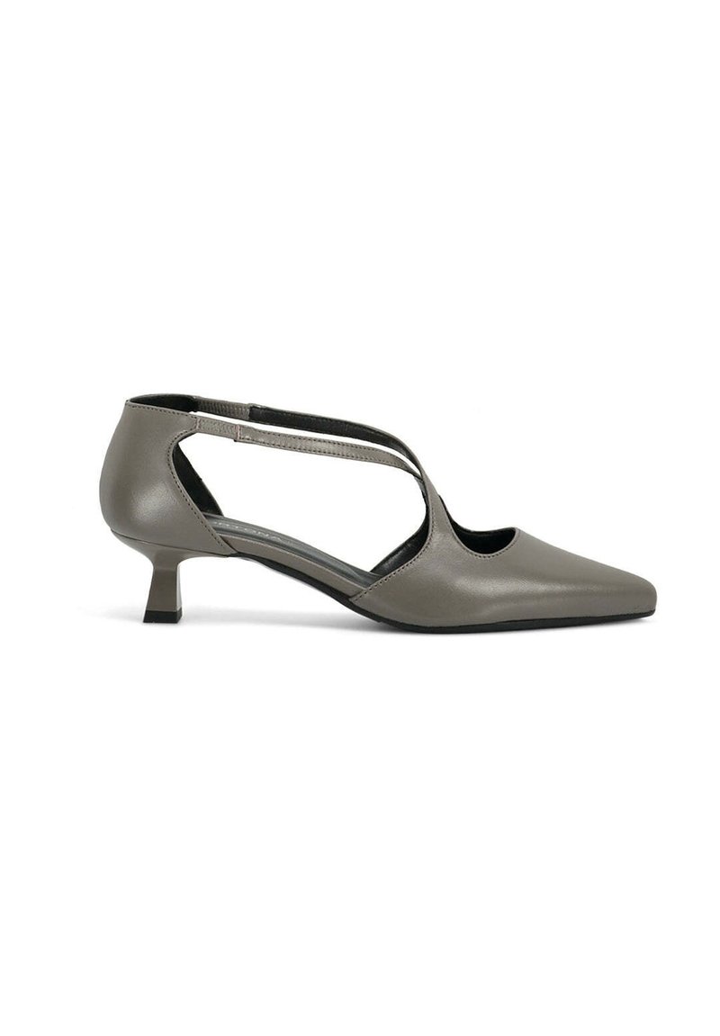 Décolleté grigio in pelle con punta affusolata, lati intagliati e tacco corto a blocco. Caratterizzato da una finitura elegante e un design minimalista.