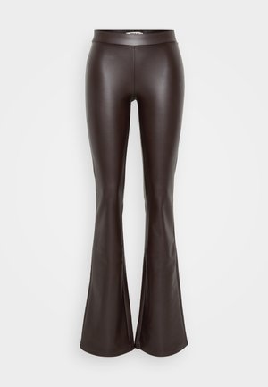 Pantalones acampanados de imitación de cuero marrón con una textura lisa y una cintura ajustada, que presentan un acampanado a partir de la parte inferior de la rodilla.