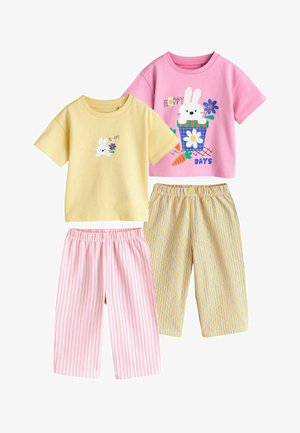 Két gyerek pizsama szett: egy sárga póló nyuszival és virággal, rózsaszín csíkos nadrág; egy rózsaszín póló nyuszival, répával és virággal, sárga csíkos nadrág.