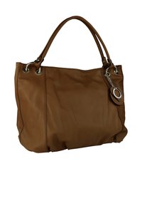 Bruine leren handtas met dubbele handvatten, zilverkleurige hardware accenten en een opvallend sleutelhangerdetail. Zachte textuur met een nonchalante vorm.