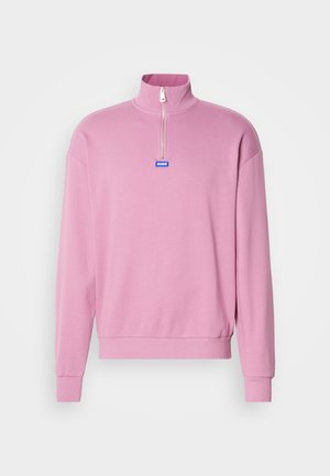 Sweatshirt zippé rose avec un col haut, des poignets et un ourlet élastiques. Présente un petit logo bleu sur le devant. Texture de tissu douce.