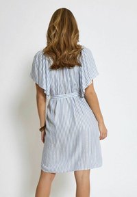 Helles blau gestreiftes Kleid mit kurzen, flatterhaften Ärmeln, taillierter Taille, knieumspielendem Schnitt und dezenten metallischen Akzenten. Rückansicht gezeigt.