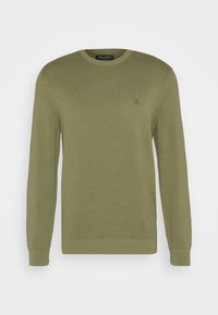 Sweter z dzianiny w oliwkowej zieleni z długimi rękawami, okrągłym dekoltem, delikatnym teksturowanym wzorem oraz małym haftowanym logo na piersi.