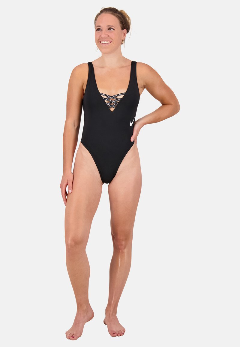 Czarny jednoczęściowy kostium kąpielowy z głębokim dekoltem, z kolorowym krzyżującym się detalem na piersiach oraz białym logo na biodrze.