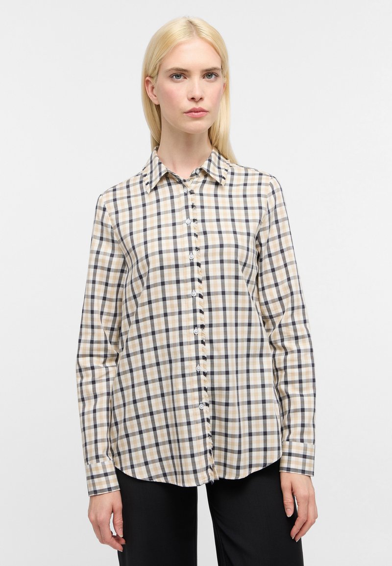 Camicia a quadri in beige, blu navy e bianco. Tessuto in cotone, colletto standard, maniche lunghe e orlo curvato. Presenta bottoni classici.