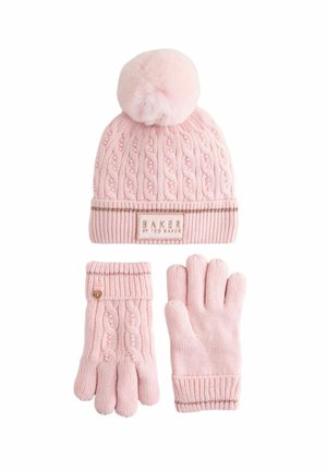 Hellrosa Strickmütze mit Pompon, Kabelmuster und einem dekorativen Etikett. Passende hellrosa gestrickte Handschuhe mit strukturiertem Design.