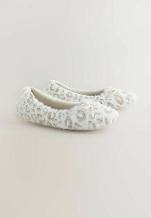 Leopardimustriga baleriinakingad pehmes valges ja hallis materjalis, millel on varbal dekoratiivne paelavibu ning ümar kuju.