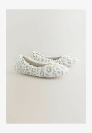 Ballerinaslippers met luipaardprint in zacht wit en grijs materiaal, voorzien van een decoratieve lintstrik op de teen en een afgeronde vorm.