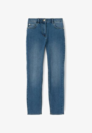 Blå denim slim-fit jeans med frontknap, lynlås, bæltestropper og fem lommer, lagt fladt på en hvid baggrund.