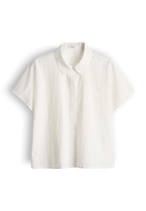 Blouse blanche à manches courtes avec un motif subtil de broderies verticales, col classique et fermeture à boutons sur le devant.