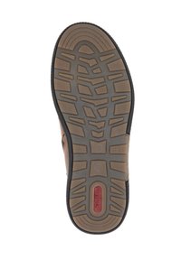 Semelle de chaussure en caoutchouc marron présentant un motif texturé pour une meilleure adhérence, avec un logo rouge bien en vue et une bordure noire autour du bourrelet.