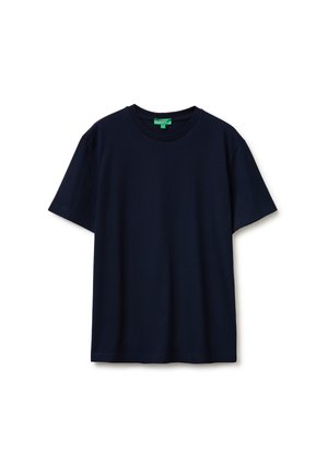 Camiseta lisa de color azul marino oscuro con mangas cortas y escote redondo con una pequeña etiqueta verde en el cuello trasero sobre fondo blanco.