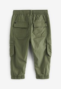 Pantaloni cargo di colore verde oliva, realizzati in un materiale leggero. Vita elastica, orli con polsini e quattro tasche, tra cui due tasche laterali cargo.