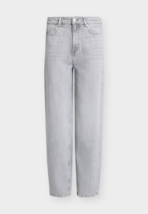 Sive traperice svijetle boje s visokim strukom, ravnim nogavicama, pet džepova i izblijedjelim izgledom, s vidljivim šavovima i zatvaranjem na kopču.