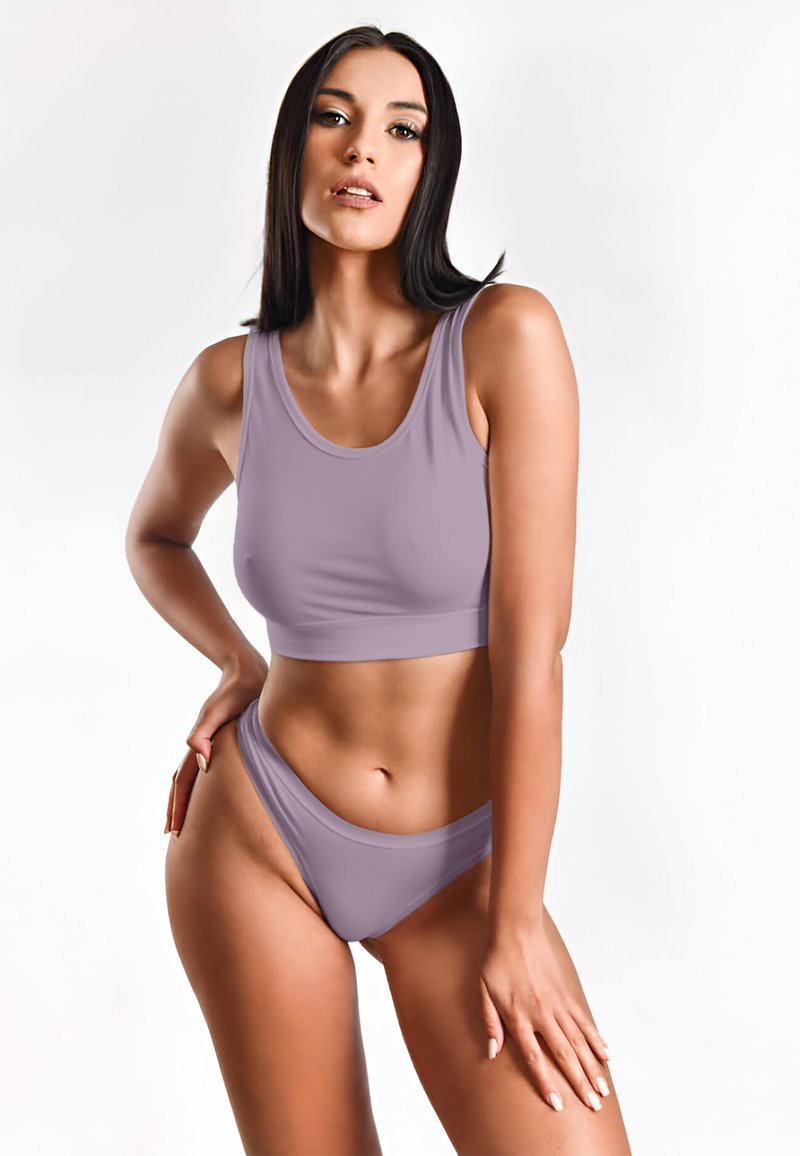 Helles lila Zweiteiler-Set mit einem bauchfreien Top und hochgeschnittenen Bikinis, gefertigt aus glattem, dehnbarem Stoff.