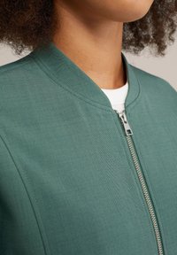 WE Fashion Bomber stiliaus striukė - green