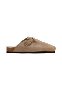 Scarpa slip-on in suede beige con punta arrotondata, soletta in sughero e suola nera. Presenta due cinghie regolabili con fibbie in ottone.
