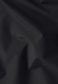 Zwarte stof met een slanke, gladde textuur en subtiele glans. Het materiaal vertoont zachte plooien en kreukels, wat wijst op flexibiliteit.