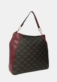 Grande borsa con parte superiore in pelle bordeaux e sezione inferiore marrone scuro con motivo. Dotata di accessori dorati e di un'unica tracolla.