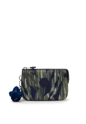 Pequeña bolsa rectangular con cierre con patrón de rayas verde y azul marino y un llavero de mono borroso azul marino.