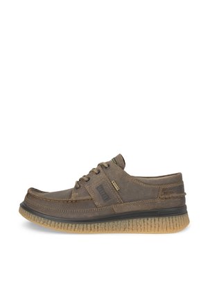 Brauner Wildleder-Schnürschuh für den Alltag mit dicker, strukturierter, beigefarbener Gummisohle, sichtbaren Nähten und niedrigem Schaft.