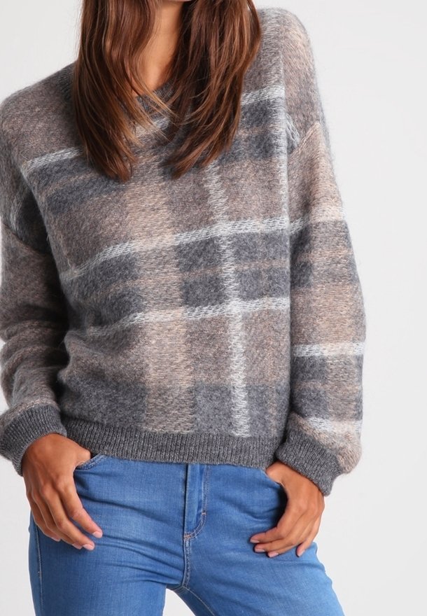 Maglione lavorato a maglia in motivo a quadri beige, grigio e bianco. Presenta uno scollo a V, maniche lunghe e orlo a coste, realizzato in tessuto morbido e testurizzato.