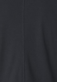 Top em tecido cinza escuro, apresentando uma textura lisa com uma costura central a correr verticalmente. Design simples sem padrões ou adornos adicionais.