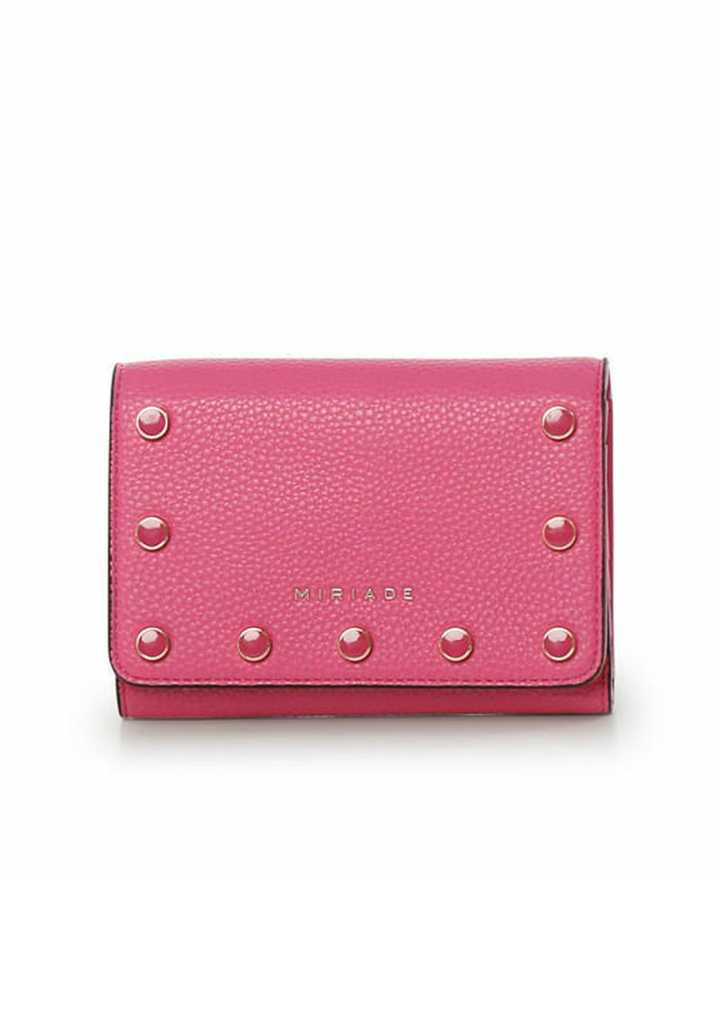 Roze gestructureerde leren portemonnee met metalen studs aan de voorkant, met een vouwontwerp en reliëfbranding.