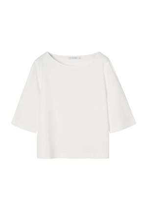 Bílý top s krátkými rukávy a širokým výstřihem, vyrobený z měkké látky. Má volný střih a jednoduchý design, vhodný pro vrstvení.