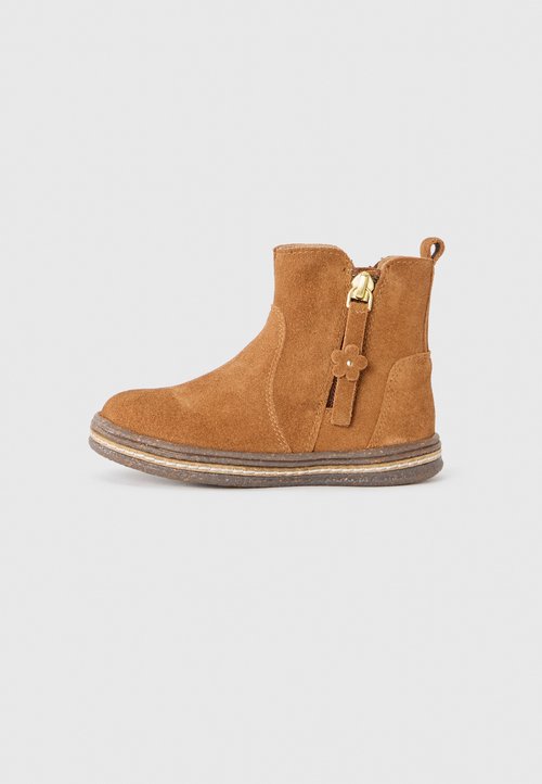 Bruine suède enkellaars met een zijkraag doorrits, voorzien van een bloemenvormige trekker en een dikke, gelaagde zool.