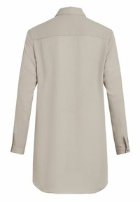 Camicia beige a maniche lunghe con colletto, dettaglio della spalla posteriore e polsini abbottonati. Texture liscia con una vestibilità dritta e rilassata.
