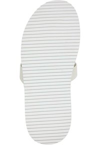 Semelle de sandale blanche avec des rayures texturées horizontales et une forme arrondie. Design minimaliste avec un profil simple et plat sans marquage visible.