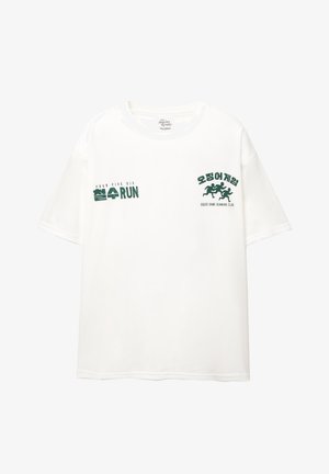 T-shirt en coton blanc à manches courtes, avec texte et graphismes imprimés en vert : "FOUR FIVE SIX" et "SQUAD GAME RUNNING CLUB".