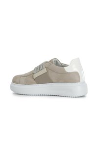 Sneaker in suede beige con fascia elastica, tacco bianco lucido e suola testurizzata. Presenta un design discreto senza lacci.