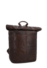 Hnedý kožený batoh s rolovaným vrchom, textúrovaným povrchom a držadlom navrchu. Disponuje obdĺžnikovým tvarom a jednoduchým dizajnom.