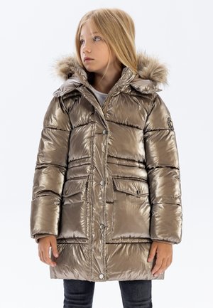 Metalická zlatá pufová bunda s kapucňou lemovanou kožušinou, cvokmi a dvoma prednými vreckami. Má lesklú, prešívanú textúru.