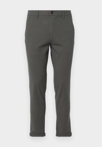 Pantaloni slim-fit grigio scuro con chiusura a bottone, passanti per la cintura, tasche laterali e risvolti su uno sfondo bianco.