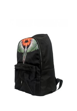 Zaino nero con tasca frontale, decorato con un design ricamato di un uccello colorato con piume arancioni, verdi e bianche vicino alla cerniera.