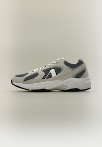 Неизбран, light grey