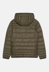 Olivengrøn puffjakke med hætte, der har vandrette quiltede mønstre, elastiske ærmekanter og en sort kant ved sømkanten.