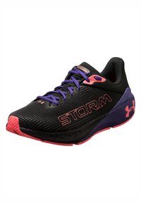 Czarne buty do biegania z siateczkową cholewką, fioletowymi i różowymi akcentami, teksturowaną powierzchnią oraz wyraźnym brandingiem "STORM" z boku.