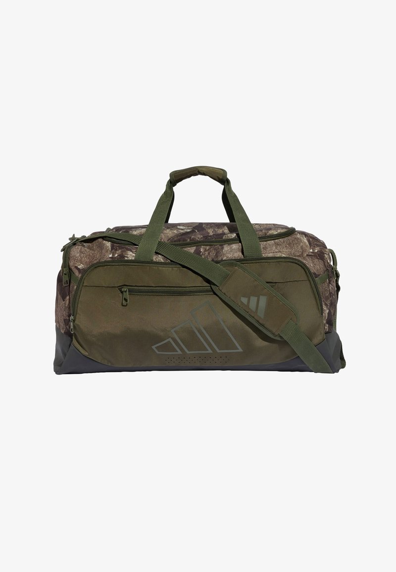 Sac polochon vert olive et camouflage avec doubles poignées, bandoulière réglable, poche zippée à l'avant et logo de marque sportive à l'avant.