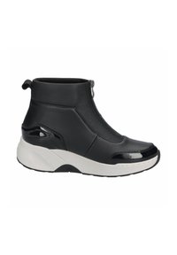 Czarne botki za kostkę z zapięciem na zamek, wykonane z teksturowanej skóry z błyszczącymi akcentami. Posiadają grubą białą podeszwę dla dodatkowej wysokości.