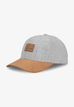 Grå stofkasket med en tan ruskindskræmpe, der har en rektangulær brun læderlap med præget tekst på forsiden.