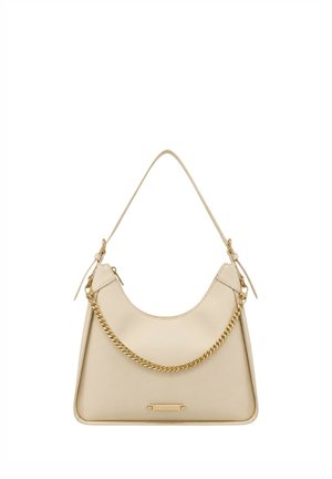 Borsa a mano in pelle beige con parte superiore curva, dettaglio catena dorata, tracolla singola e piccola targhetta rettangolare dorata con logo.