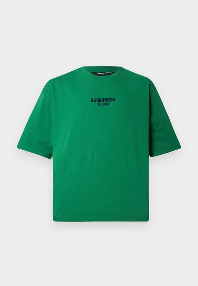 Grønn T-skjorte laget av bomull, med rund hals og korte ermer. Svart "DSQUARED2 MILANO" logo sentrert på fronten.